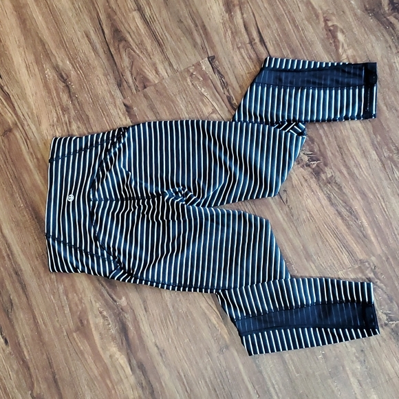 LuluLemon Black/White Striped Train Times Mesh 7/8’s Size 2 - Picture 5 of 6